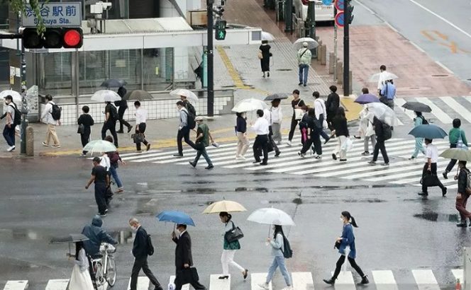 					Para warga dengan memakai masker terlihat berjalan di Penyeberangan Shibuya di Shibuya Ward, Tokyo, Kamis (25/6/2020), di tengah kekhawatiran yang terus berlanjut akan COVID-19 baru. ANTARA FOTO/REUTERS/The Yomiuri Shimbun/Ryohei Moriya/nz/cfo/am.
