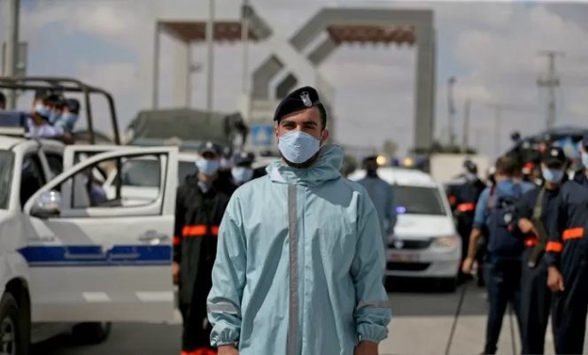 					Anggota pasukan keamanan Hamas Palestina memakai alat pelindung diri sebagai pencegahan penularan virus corona (COVID-19), di perbatasan Rafah, selatah Jalur Gaza, Selasa (11/8/2020). ANTARA FOTO/REUTERS/Ibraheem Abu Mustafa/HP/djo