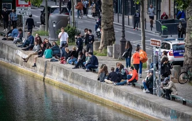 					Sejumlah penduduk Kota Paris menikmati waktu luang mereka di Kanal Saint-Martin, di Paris, Prancis, Rabu (13/5/2020). Prancis secara bertahap mulai mencabut kebijakan karantina wilayah (lockdown) selama dua bulan seiring dengan melambatnya angka kasus positif dan situasi yang kian membaik di rumah sakit. ANTARA FOTO/Xinhua-Aurelien Morissard/hp.