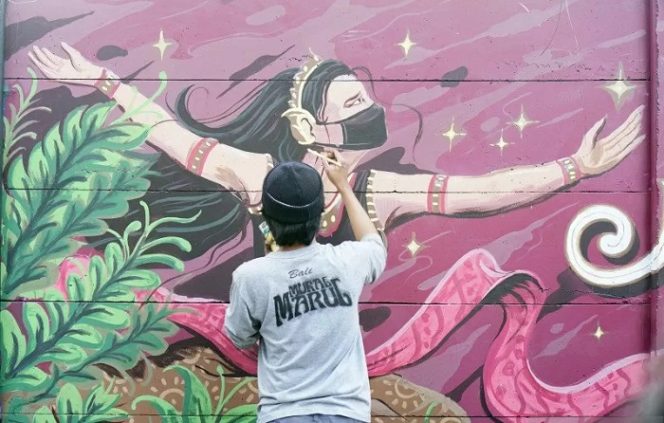 					Mahasiswa jurusan seni yang tergabung dalam Komunitas Mural-Marul melukis mural di Kota Tulungagung, Tulungagung, Jawa Timur, Kamis (13/8/2020). ANTARA FOTO/Destyan Sujarwoko/aww.