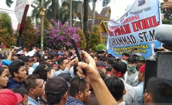 					Demo menuntut proses hukum Plt Bupati Bengkalis, Muhammad yang menyandang tersangka dugaan korupsi pipa transmisi PDAM senilai Rp3,4 miliar beberapa waktu lalu. (ANTARA/Anggi Romadhoni)