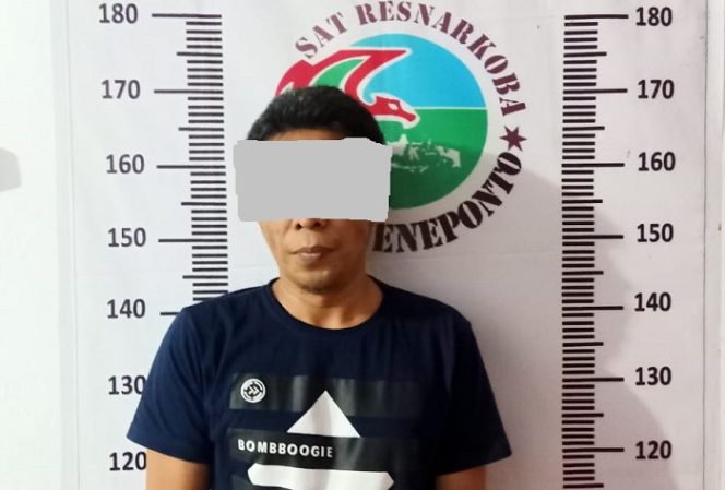 					Digerebek, lelaki ini sembunyi di kamar mandi rumahnya. ()