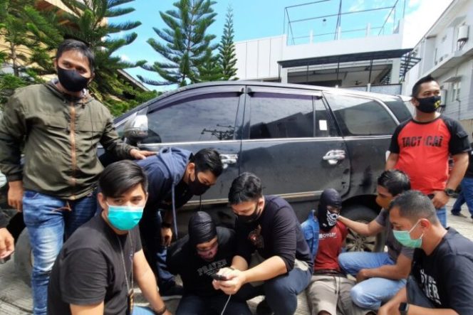 					Polda Kalsel dan Satgassus Merah Putih Mabes Polri mengamankan dua orang membawa ratusan kilogram sabu-sabu. (ANTARA/Firman)