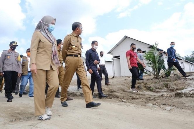 					Gubernur Sulsel meninjau Huntara korban bajir Lutra didampingi Bupati Luwu Utara, Indah Putri Indriani.
