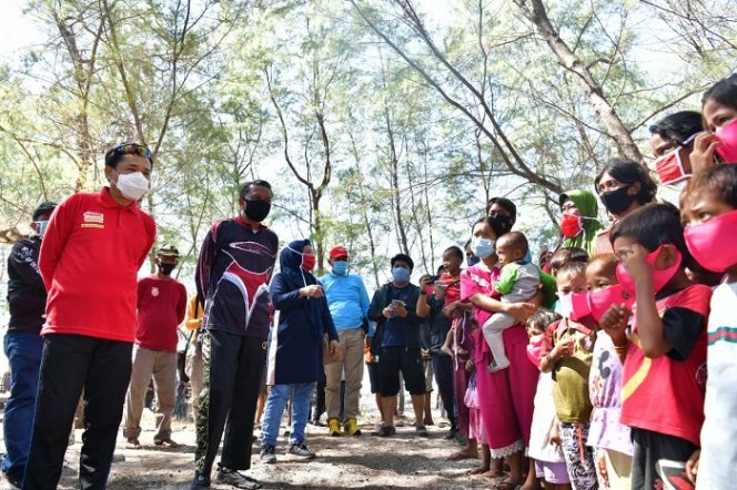 					Gubernur Nurdin Abdullah dan Pj Walikota Makassar menyambangi masyarakat Pulau Langkai dan Lanjukang.