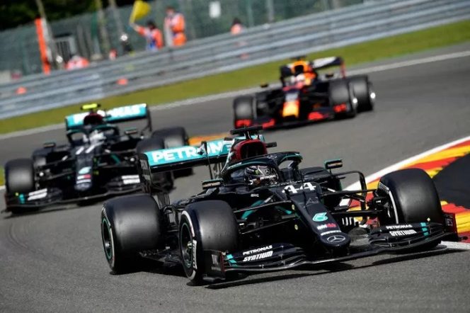 					Pebalap tim Mercedes Lewis Hamilton menjalani Grand Prix Belgia di Sirkuit Spa-Francorchamps, Minggu (30/8/2020). (Pool via REUTERS/JOHN THYS)