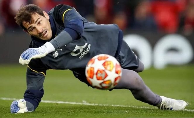 					Kiper Porto Iker Casillas menyelamatkan bola dalam pertandingan leg pertama babak perempat-final Liga Champions melawan Liverpool di Anfield beberapa waktu lalu. ANTARA/Reuters/Carl Recine/aa