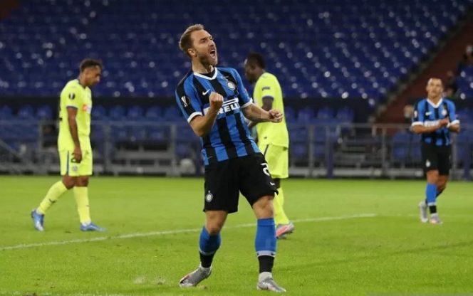 					Gelandang Inter Milan Christian Eriksen merayakan gol yang dicetaknya ke gawang Getafe, dalam pertandingan 16 besarLiga Europa yang dimainkan di Veltins Arena, Gelsenkirchen, Rabu (5/8/2020). (ANTARA/REUTERS/LARS BARON)