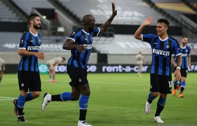 					Dua penyerang Inter Milan Romelu Lukaku (tengah) dan Lautaro Martinez (kanan) merayakan gol yang tercipta ke gawang Shakhtar Donetsk pada pertandingan semifinal Liga Europa yang dimainkan di Merkur Spiel-Arena, Dusseldorf, Jerman, Senin (17/8/2020). (ANTARA/AFP/LARS BARON)