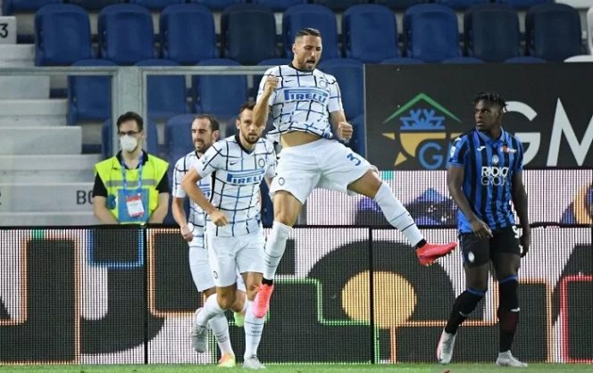					Gelandang Inter Milan Danilo D'Ambrosio merayakan gol yang dicetaknya dalam pertandingan Liga Italia melawan Atalanta yang dimainkan di Stadion Gewiss, Bergamo, Sabtu (1/8/2020). (ANTARA/REUTERS/ALBERTO LINGRIA)