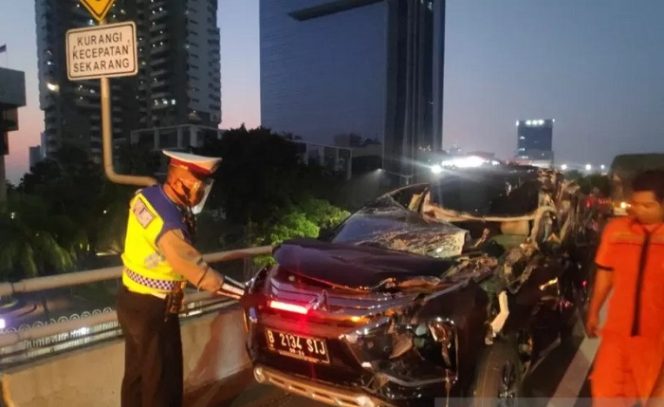 					Kendaraan jenis minibus ringsek di bagian mesin dan kabin atas kendaraan usai akibat kecelakaan lalu lintas dengan truk di KM10 Tol Layang Slipi arah Semanggi, Selasa (25/8/2020) pagi. (ANTARA/HO-TMC Polda Metro Jaya).