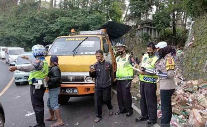 					Petugas Satlantas Polres Cianjur, Jawa Barat melakukan olah tempat kejadian perkara truk hantam tebing di Jalur Puncak tepatnya di Desa Ciloto, Kecamatan Cipanas, yang mengakibatkan sopir truk tewas ditempat, Selasa (18/8/2020). (ANTARA/Ahmad Fikri)