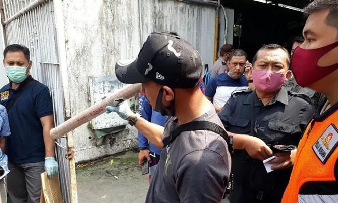 					Kepala Satuan Reserse dan Kriminal Polres Kediri AKP Gilang Akbar menunjukkan bekas gulungan kembang api yang dilempar ke garasi mobil di rumah Bupati Kediri Haryanti Sutrisno, di Jalan Soekarno Hatta, Kabupaten Kediri, Jawa Timur, Minggu (16/8/2020). ANTARA/Handout/aa.