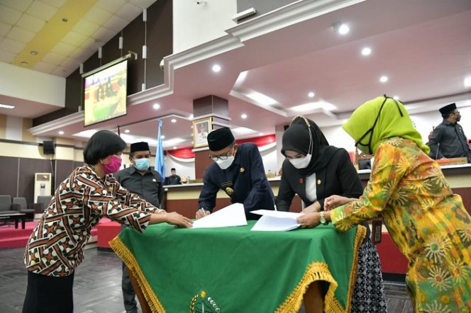 					Gubernur dan Ketua DPRD Sulsel meneken nota kesepakatan KUA PPAS TA 2021.