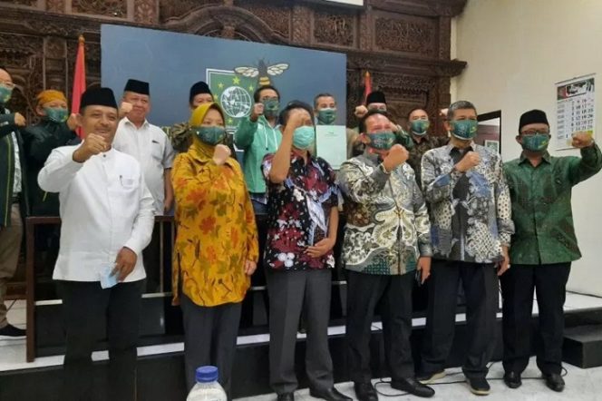 					Pasangan Yutuber (baju putih) menerima rekomendasi dan formulir B1kwk bersama pasangan calon lain di Lampung. Yusuf-Tulus (Balam), Hipni-Melin (Lamsel), Musa-Dito (Lamteng), Dendy-Marzuki (Pesawaran), Adipati-Ali Rahman (Waykanan), Dawam -Azwar Hadi (Lamtim). (ANTARA/HO)