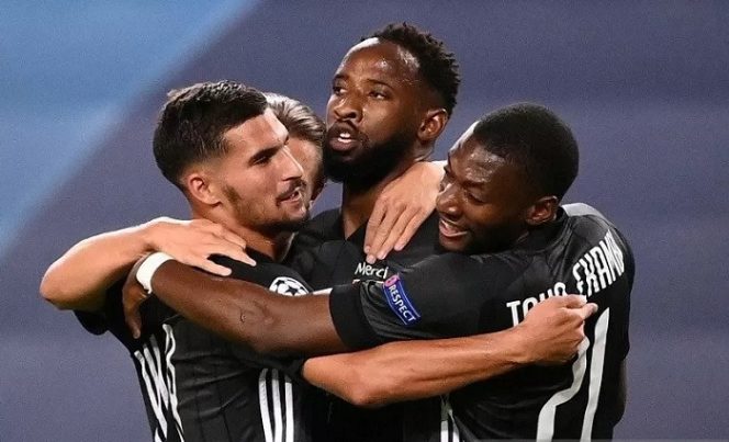 					Penyerang Olympique Lyon Moussa Dembele (tengah) melakukan selebrasi bersama rekan-rekannya setelah mencetak gol kedua timnya ke gawang Manchester City dalam laga perempat final Liga Champions di Stadion Jose Alvalade, Lisbon, Portugal, Sabtu (15/8/2020) waktu setempat. (ANTARA/REUTERS/POOL/Franck Fife)