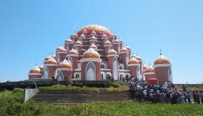 					Masjid 99 Kubah Asmaul Husnah (BERITA.NEWS/Andi Khaerul)