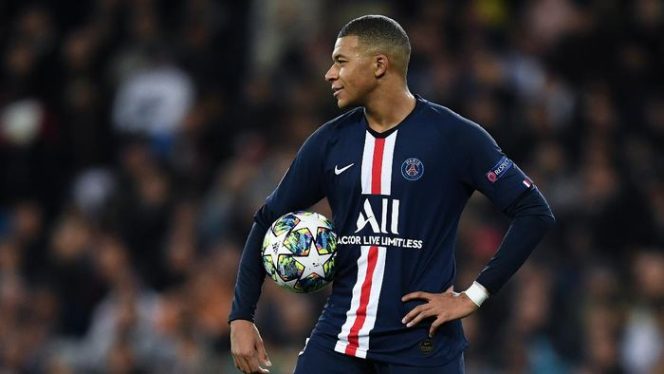 					Mbappe menjadi ancaman lini belakang Bayern. Foto: David Ramos/Getty Images