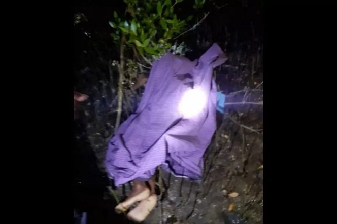 					Tim SAR gabungan mengevakuasi jenazah Rafli Aulya (10) yang tersangkut di pohon bakau di pantai Desa Lewintana, Kabupaten Bima, NTB, Rabu (5/8/2020), sekitar pukul 21.00 WITA. (ANTARA/HO/Basarnas)
