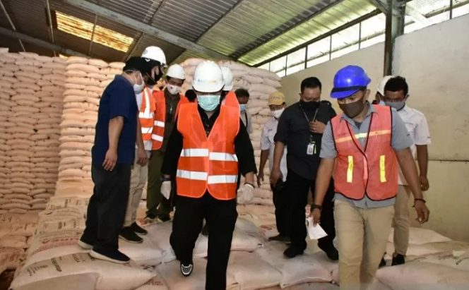 					Menteri Pertanian Syahrul Yasin Limpo melakukan kunjungan ke gudang PT Pupuk Kaltim di Bitung, Sulawesi Utara, Minggu (30/8/2020). ANTARA/HO-Kementerian Pertanian.