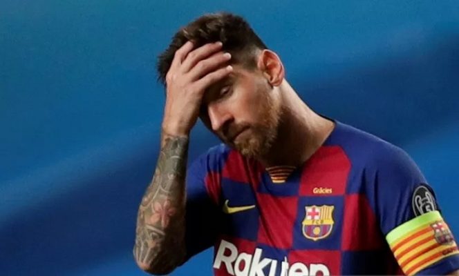 					Pemain Barcelona Lionel Messi terlihat kecewa, saat bertanding melawan Bayern Munich pada perempat final Liga Champions yang berlangsung tanpa kehadirian penonton akibat wabah penyakit virus corona (COVID-19), di Estadio da Luz, Lisbon, Portugal, Jumat (14/8/2020). Manu Fernandez/Pool via REUTERS/HP/djo (REUTERS/POOL)