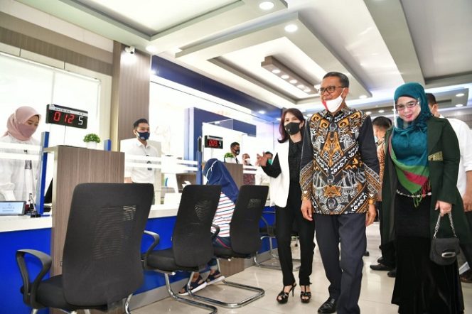 					Gubernur Sulsel Nurdin Abdullah mengunjungi Galeri ATM Center Bank Sulselbar di Jalan Rutulangi Makassar, Jumat (14/8/2020).