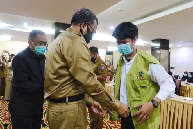 					Gubernur Sulsel Nurdin Abdullah melepas relawan stunting.