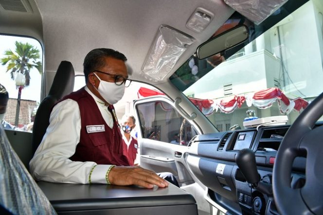 					Gubernur Sulsel Nurdin Abdullah meninjau mobil PCR Covid-19.