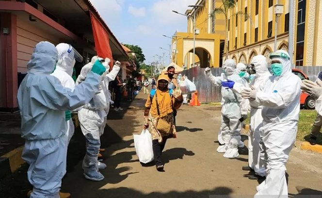					Dokumentasi - Sejumlah warga yang dinyatakan sembuh dari COVID-19 saat dipulangkan dari tempat karantina di Asrama Haji Surabaya, Kamis (2/6/2020). FOTO ANTARA/HO-Humas Pemkot Surabaya/aa.