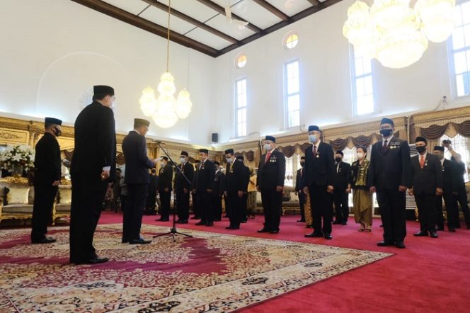 					Gubernur NA menyematkan Satya Lencana kepada ASN Pemprov Sulsel.