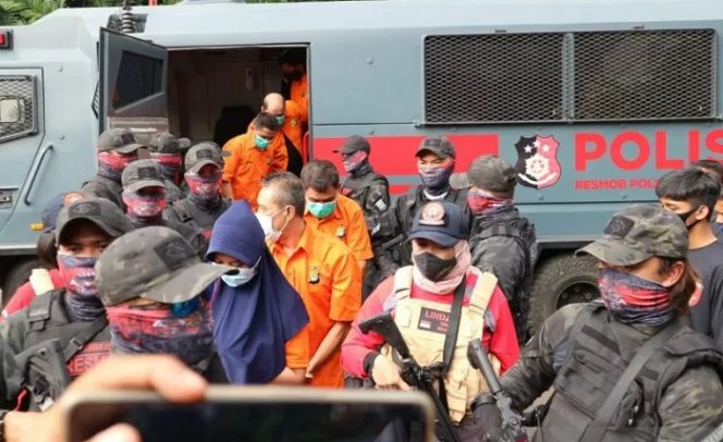 					Otak pelaku penembakan terhadap bos pelayaran, NL (34) (kerudung biru) di Markas Polda Metro Jaya, Senin (24/8/2020). (ANTARA/Fianda SR)