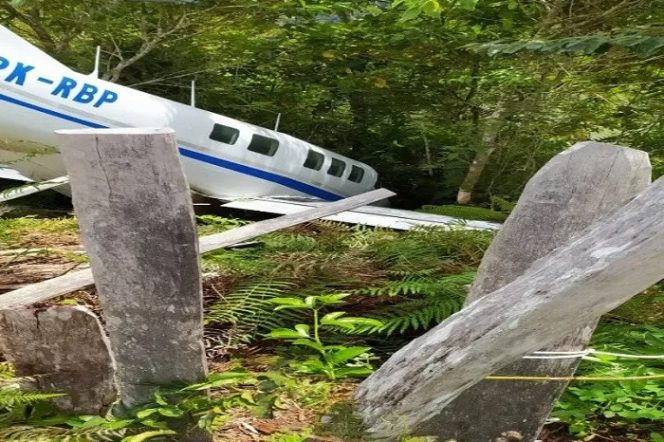 					Pesawat milik Tariku Aviation yabg membawa paket bansos alami kecelakaan di Distrik Siriwo, Kab. Paniai. (ANTARA/HO/Humas Polda Papua)