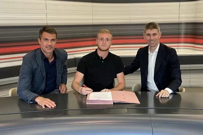 					AC Milan resmi memperpanjang kontak pemain mudanya Tommaso Pobega (tengah) hingga 2025. HO/Twitter@acmilan