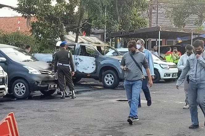 					Personel TNI Polri mengawal keamanan di Mapolsek Ciracas, Jalan Raya Bogor, Jakarta Timur, Sabtu (29/8/2020), usai insiden penyerangan oleh sekelompok orang yang tidak dikenal. (ANTARA/Andi Firdaus).