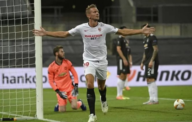 					Penyerang Sevilla Luuk De Jong merayakan gol yang dicetaknya ke gawang Manchester United dalam pertandingan semifinal Liga Europa yang dimainkan di Stadion RheinEnergie, Koln, Jerman, Minggu (16/8/2020). (ANTARA/AFP/INA FASSBENDER)