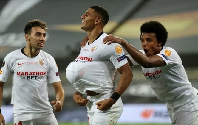 					Bek Sevilla Diego Carlos (tengah) merayakan gol yang dicetaknya ke gawang Inter Milan bersama Munir El Haddadi (kiri) dan Jules Kounde (kanan) pada pertandingan final Liga Europa yang dimainkan di Stadion RheinEnergie, Cologne, Jerman, Jumat (21/8/2020). (ANTARA/AFP/LARS BARON)