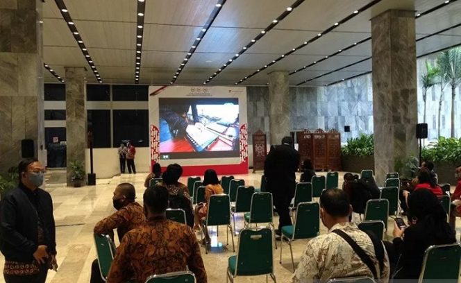 					Sebuah monitor besar disediakan di depan Gedung Nusantara, Kompleks Parlemen untuk menyaksikan pelaksanaan Sidang Tahunan MPR RI. ANTARA/Ho-Aspri.