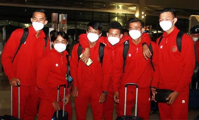 					Sejumlah pesepak bola Timnas U-19 tiba di Bandara Soekarno Hatta, Tangerang, Banten, Sabtu (29/8/2020) malam. Sebanyak tiga puluh pemain Timnas Indonesia U-19 akan mengikuti Pemusatan Latihan (TC) di Kroasia sebagai persiapan menghadapi Kejuaraan Piala Asia U-19 di Uzbekistan yang akan digelar pada 14-31 Oktober mendatang. ANTARA FOTO/Muhammad Iqbal/wsj/aa.