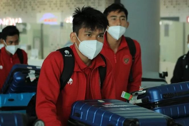 					Pemain tim nasional U-19 Witan Sulaeman (tengah) dan rekan-rekannya tiba di Bandar Udara Franjo Tudman, Zagreb, Kroasia, pada Minggu (30/8/2020) pagi. Di Kroasia, timnas U-19 akan menjalani pemusatan latihan (TC) dan mengikuti beberapa pertandingan uji coba sebagai persiapan menuju Piala Asia U-19 2020 dan Piala Dunia U-20 tahun 2021. (ANTARA/HO/PSSI)