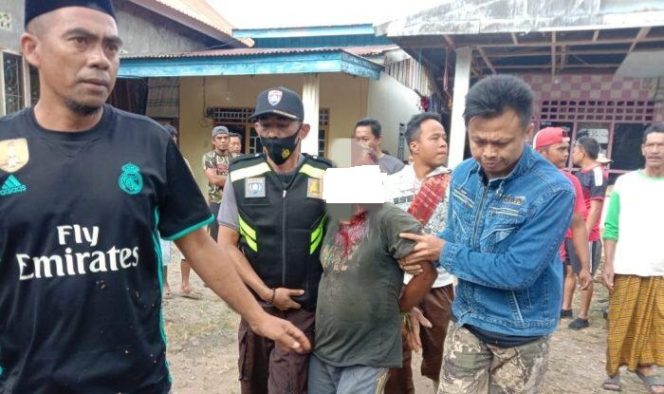 					Petugas dari Polsek Kindang saat mengamankan terduga pelaku penganiayaan, Minggu (30/8/2020). ()