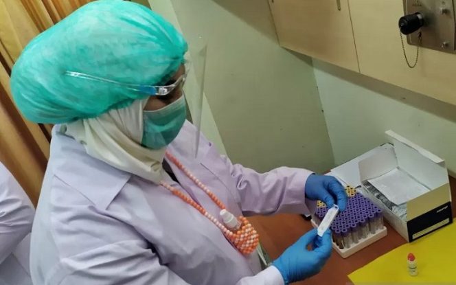 					Petugas mengambil sampel darah relawan saat simulasi uji vaksin di RSP Unpad. (ANTARA/Bagus Ahmad Rizaldi)