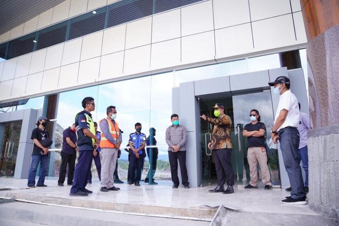 					Wagub Sulsel Andi Sudirman Sulaiman saat meninjau Bandara Buntu Kunik Toraja.