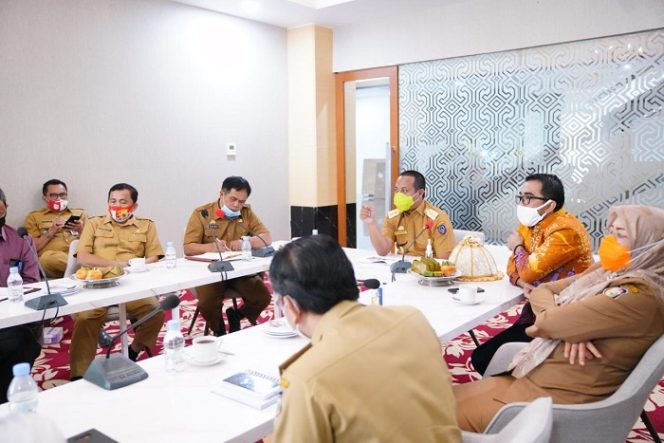 					Wagub Sulsel pimpin rapat pertemuan memahas RPH moderen Tamangapa.