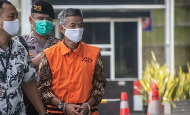 					Dokumen. Mantan Komisioner KPU Wahyu Setiawan (kanan) bersiap menjalani sidang dakwaan secara virtual dalam kasus dugaan korupsi penetapan pergantian antar waktu (PAW) anggota DPR periode 2019-2024 di Gedung KPK, Jakarta, Kamis (28/5/2020). ANTARA FOTO/Aprillio Akbar/foc.