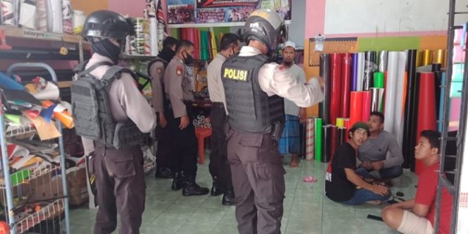 					Unit Patmor Satsabhara Polres Bulukumba melakukan patroli dialogis sekaligus mengedukasikan ke masyarakat tentang pentingnya protokol kesehatan, salah satunya wajib menggunakan masker bila di luar rumah. ()