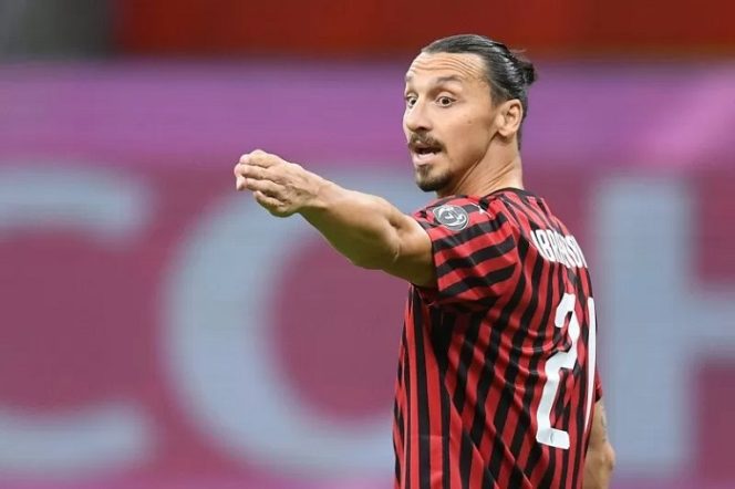 					Pemain AC Milan Zlatan Ibrahimovic dalam salah satu pertandingan Serie A di San Siro pada 24 Juli 2020. (REUTERS/DANIELE MASCOLO)