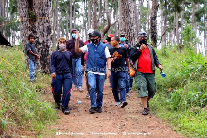					ehari jelang peringatan HUT Kemerdekaan RI ke-75, Bupati Bantaeng, H. Ilham Azikin didampingi Ketua TP. PKK Bantaeng, Hj. Sri Dewi Yanti bersama para Kepala SKPD melakukan kunjungan ke kawasan hutan lindung Pinus Rombeng, Desa Bonto Lojong Kec. Uluere Kab. Bantaeng.