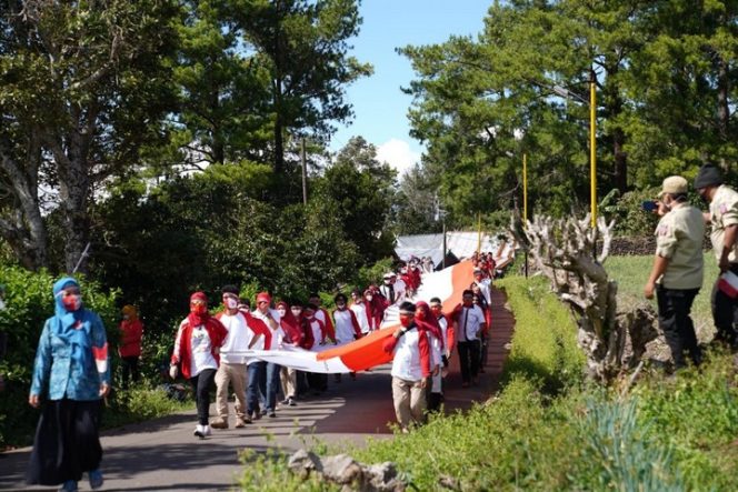 					Dipimpin langsung oleh Ketua TP. PKK Bantaeng, Hj. Sri Dewi Yanti, bersama Ketua GOW, Hj. Sri Dewi Yanti, para Anggota PKK dan Ikatan Keluarga Alumni Pendidikan Tinggi Kepamongprajaan (IKAPTK), TP. PKK membagikan kurang lebih 1945 masker, Senin (17/8/2020)