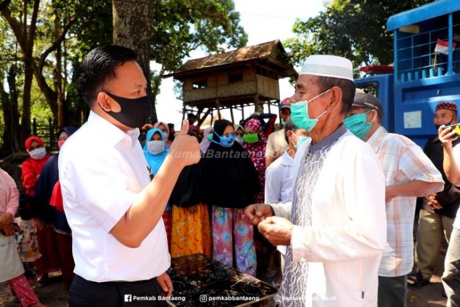 					Bupati Bantaeng, H. Ilham Azikin didampingi sejumlah pejabat Pemkab Bantaeng melakukan anjangsana sekaligus silaturrahmi dengan warga masyarakat adat Onto dan Gantarangkeke. Pada kesempatan itu, Bupati memberikan bantuan berupa 150 sembako