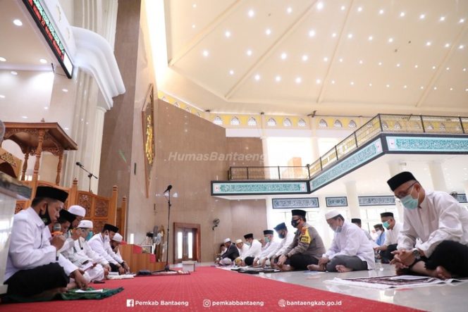 					Jajaran Pemerintah Kabupaten Bantaeng bersama masyarakatnya larut dalam dzikir, tauziah dan doa bersama yang diselenggarakan dalam rangka menyambut datangnya Tahun Baru Islam 1 Muharram 1442 H/ 2020 M Tingkat Kabupaten Bantaeng. Kegiatan ini dilangsungkan di Mesjid Agung Syekh Abdul Gani.
